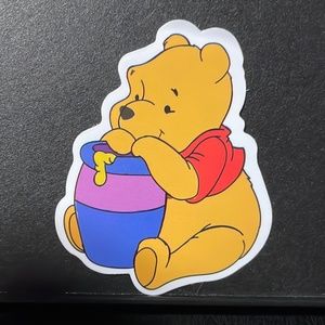 WINNIE THE POOH EATING HIONEY STICKER